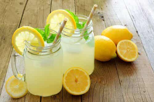 Agua con limón y linaza.
