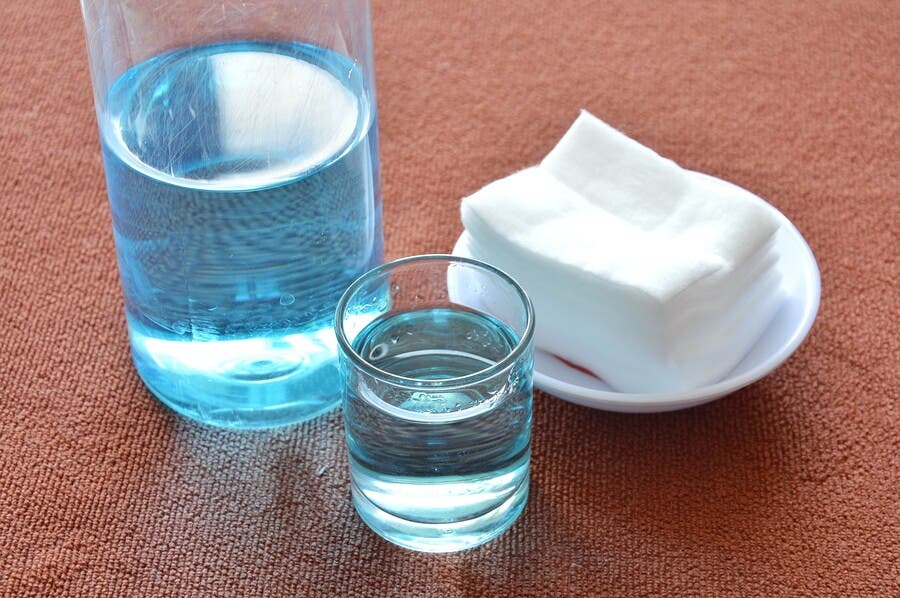 Agua oxigenada para quitar pegamento de la ropa.