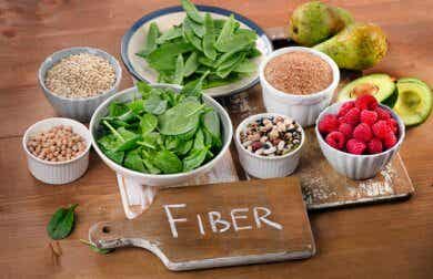 Hay varios alimentos que aportan fibra.