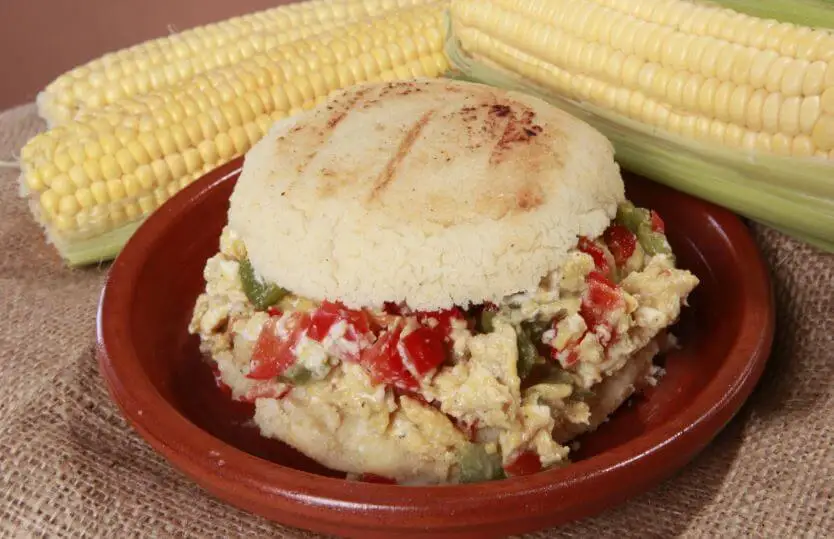 arepa-maiz-revoltillo-de-huevo