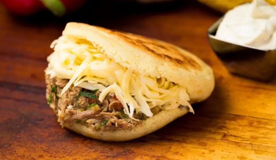 arepas-maiz-queso-amarillo-carne