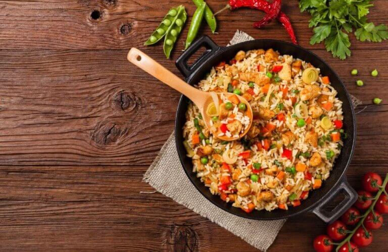 Delicioso arroz con pollo y verduras