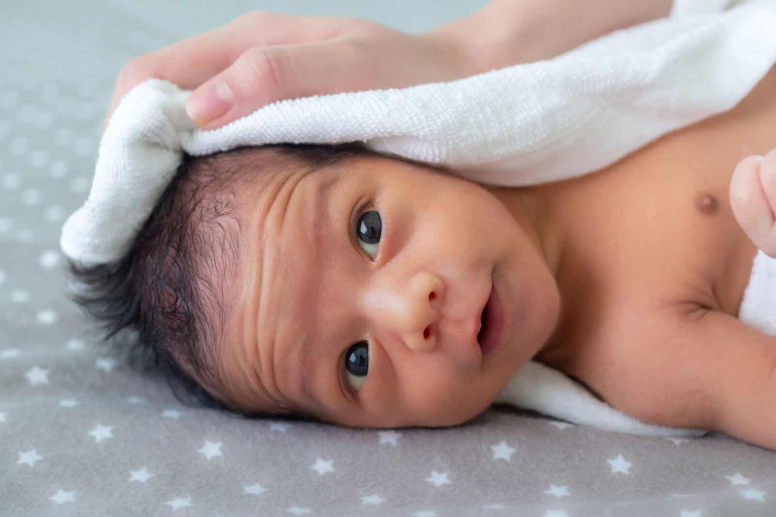 ¿Cómo bañar a un bebé recién nacido?