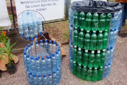 Podemos crear un basurero a partir de botellas de plástico.