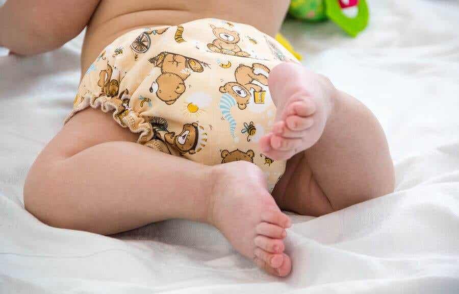 Bebé con pañal desechable.