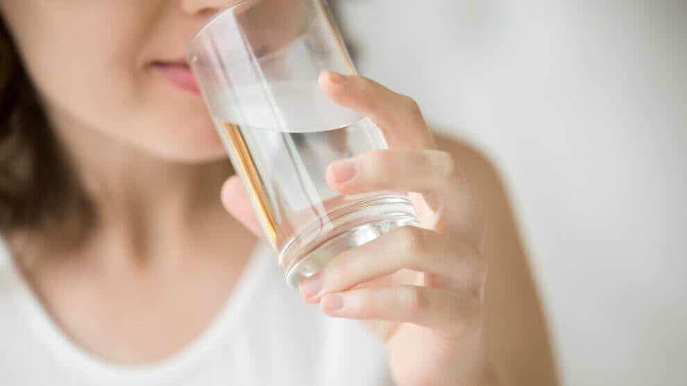 Beber agua es bueno para controlar el peso e hidratarse.