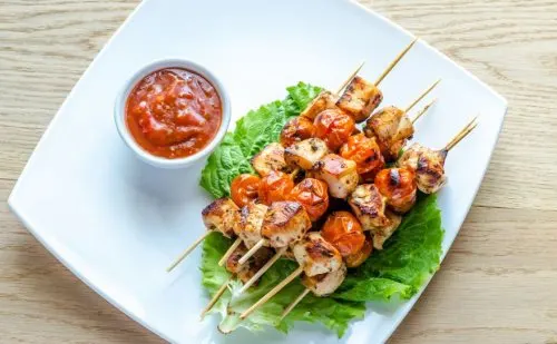 Brochetas de pollo y tomates cherry.