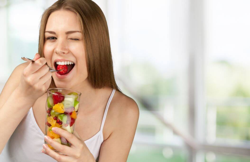 Chica come una macedonia de frutas.