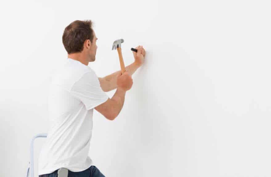 Cómo clavar una puntilla sin dañar la pared