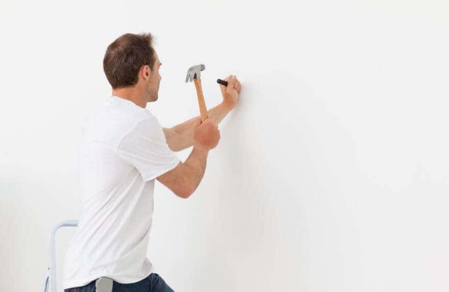 Cómo clavar una puntilla sin dañar la pared