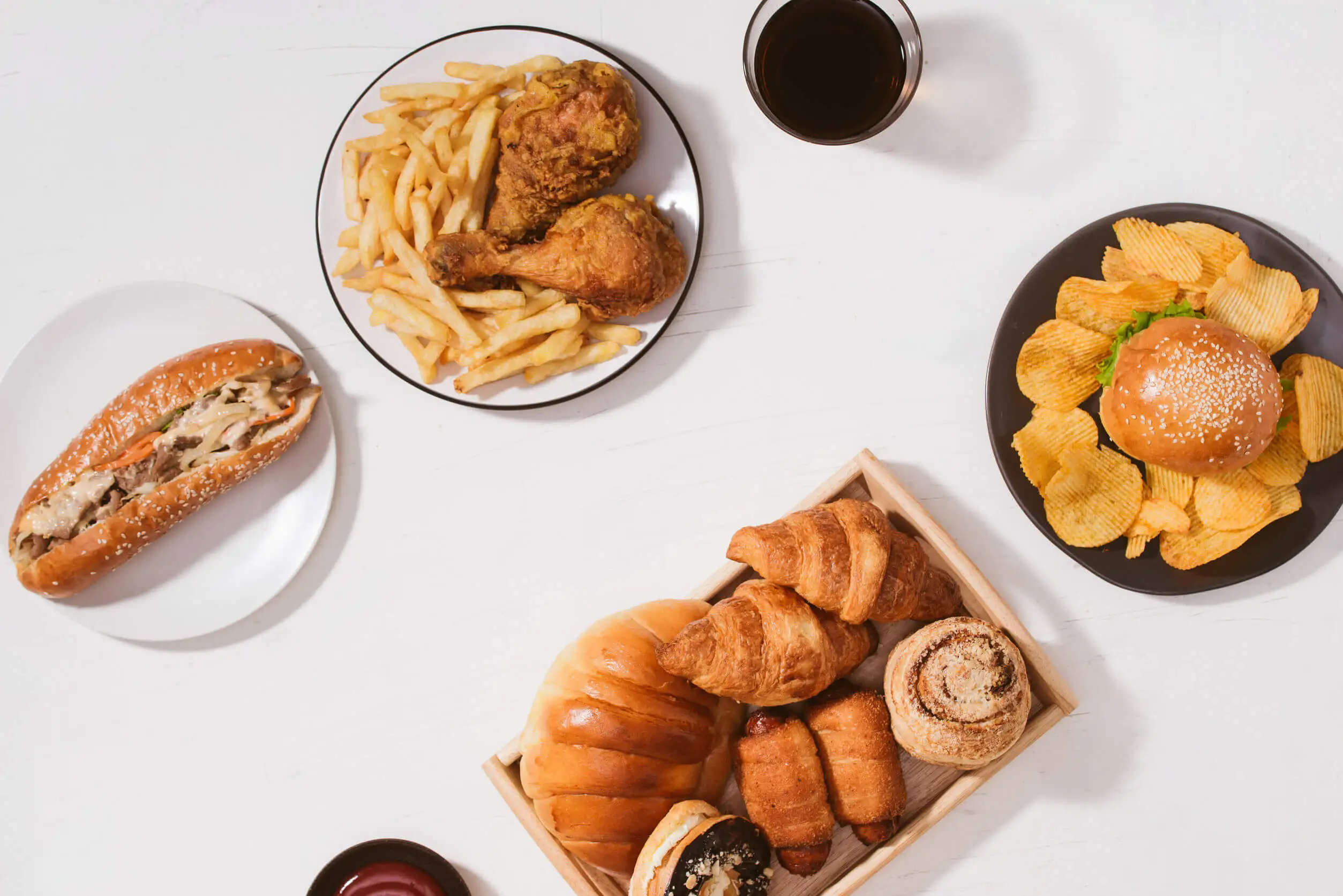 Para tener una alimentación equilibrada es necesario evitar la comida chatarra.