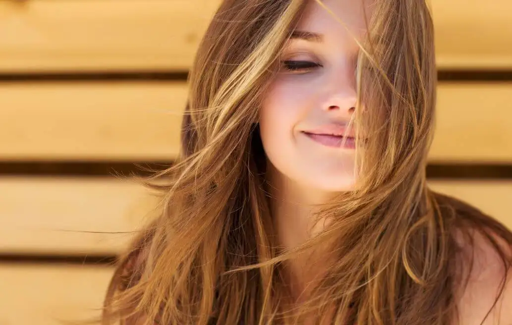 Chica con el pelo largo sonriente.