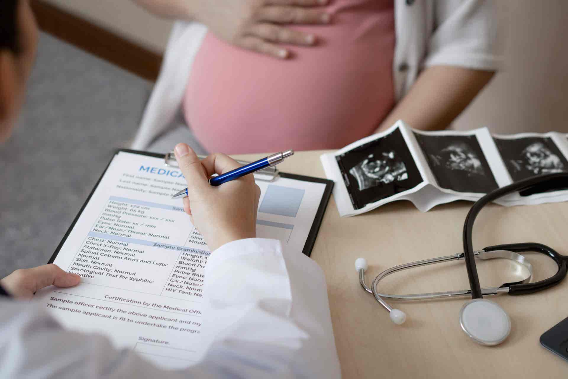 Donna incinta dal ginecologo