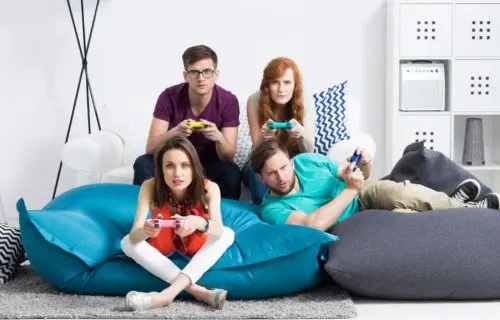 amigos jugando a videojuegos
