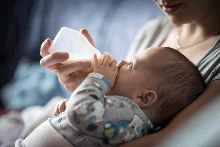 Cómo responderá el bebé si le das el biberón con leche materna y de fórmula.