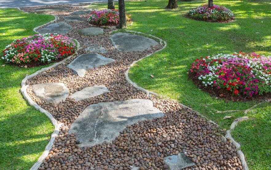 Decorar la entrada de la casa con piedras.