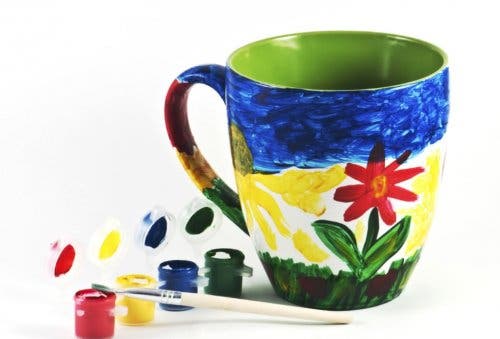 Décorez les tasses.