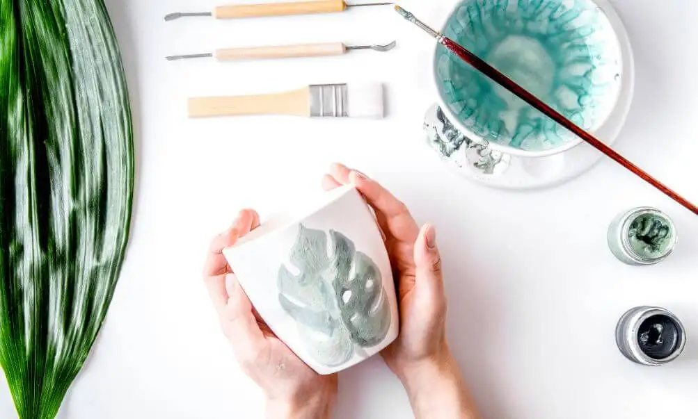 Decorar tus tazas pintando.