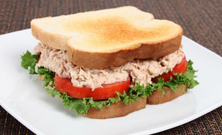 Prepara un delicioso sándwich de atún en casa