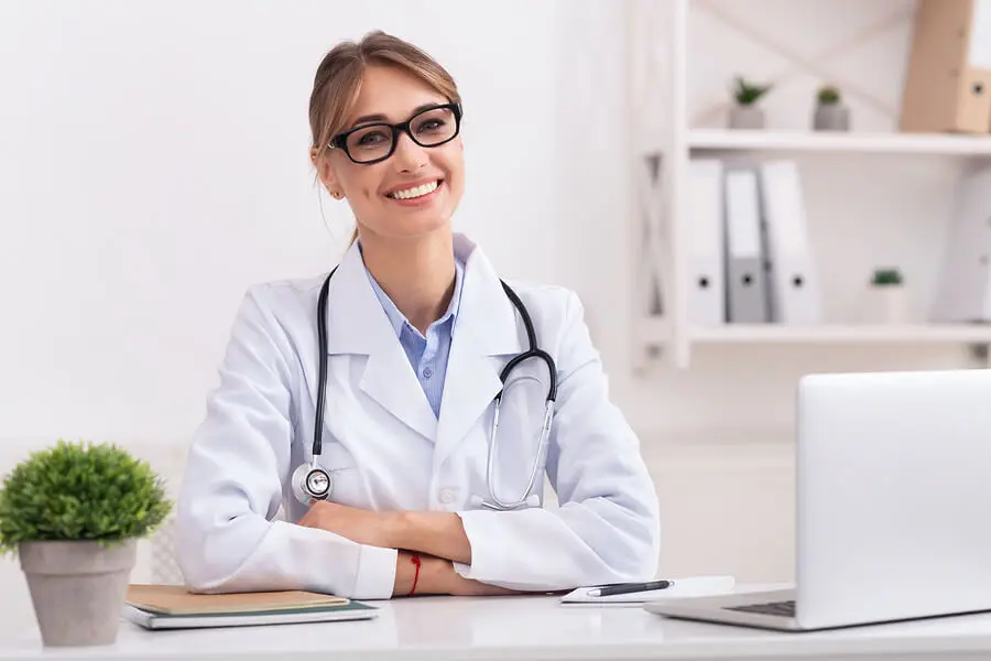Mujer médico perinatólogo.