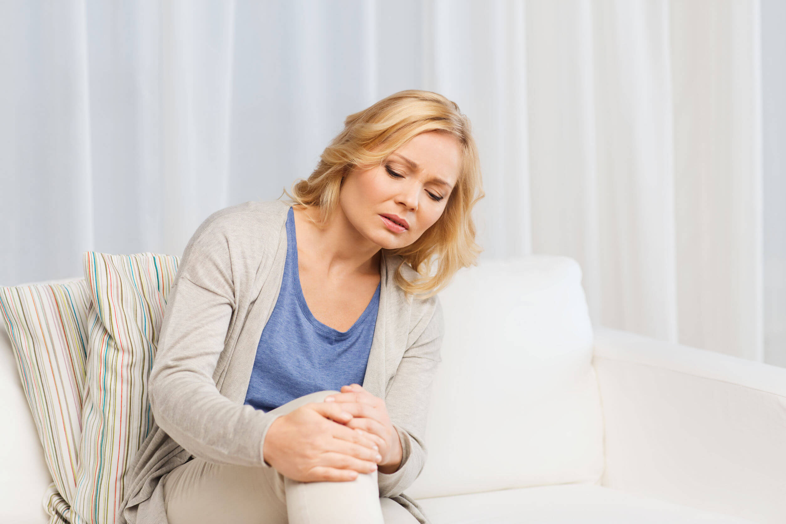 Mujer con dolor de rodilla por osteoartritis.