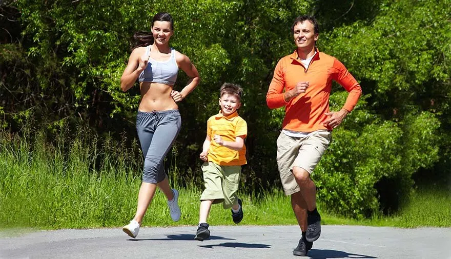 Famille faisant de l'activité physique