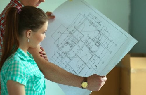 Elegir los planos de una casa.