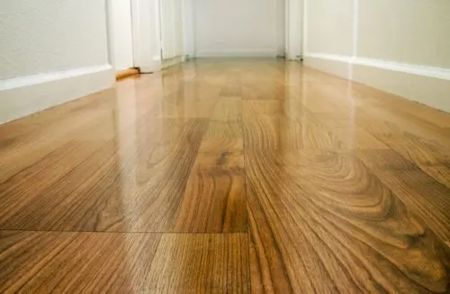 4 formas de encerar tu suelo de madera