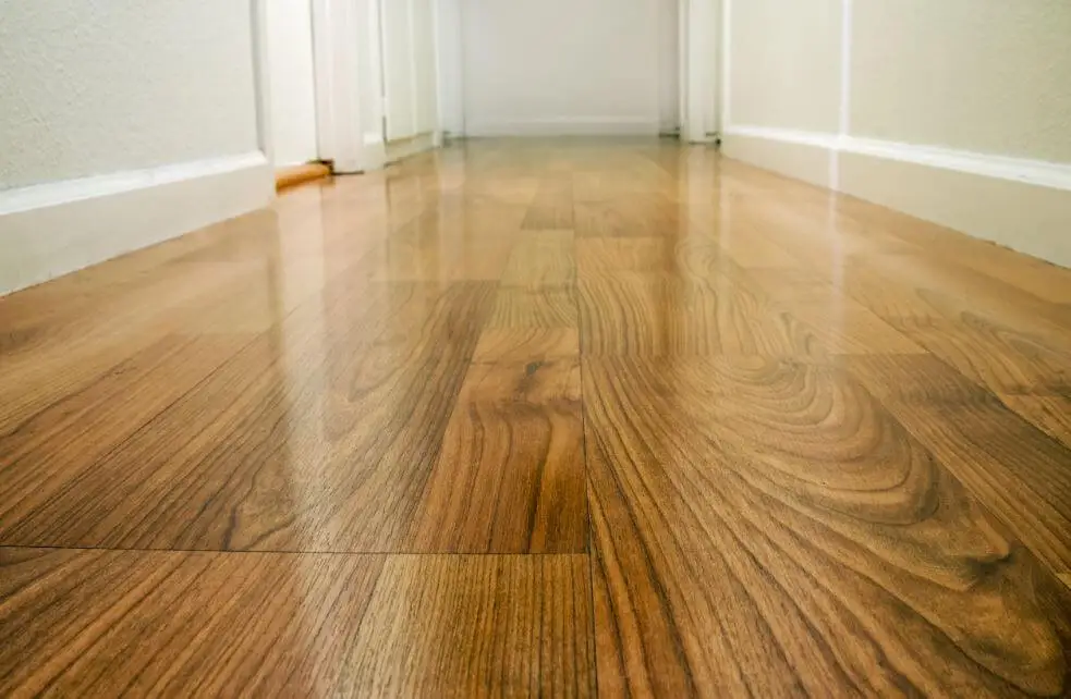 Encerar suelos de madera.