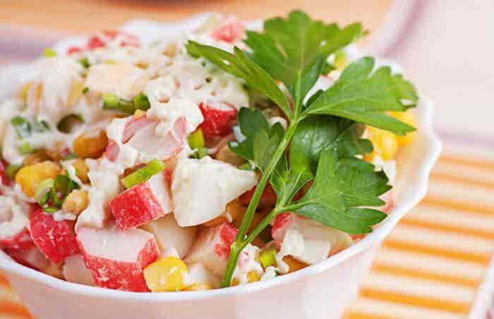 Imitiertes Krabbenfleisch - Salat