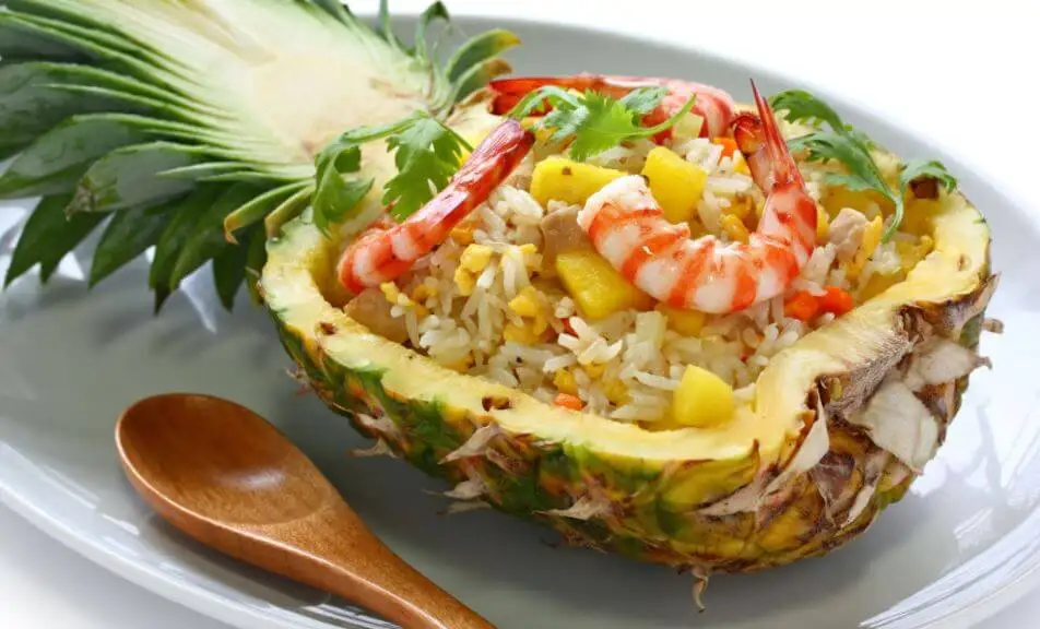 Ensalada de piña y camarones.