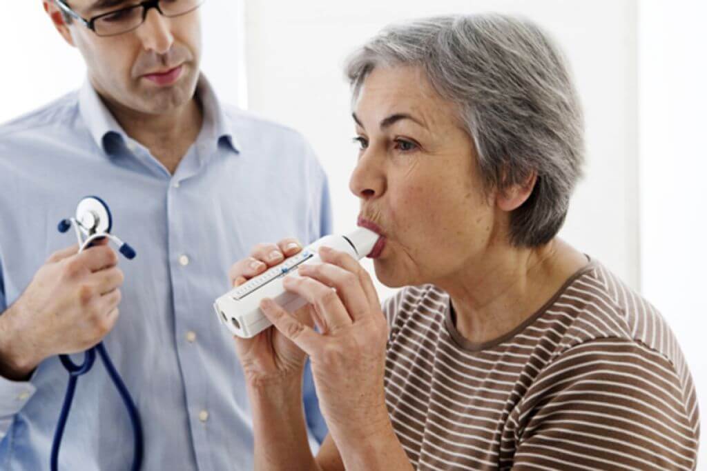 COPD: Frau beim Arzt