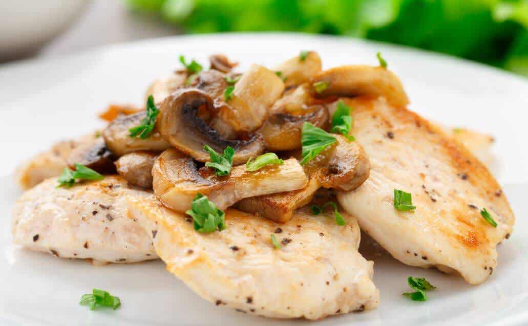 Filete de pollo: fuente de proteínas.
