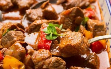 Prepara un delicioso gulash casero con esta receta