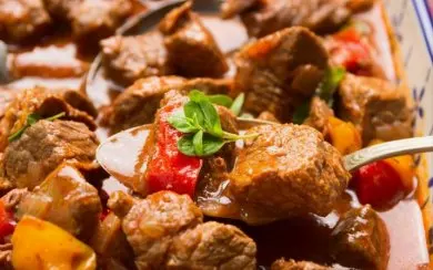 Prepara un delicioso gulash casero con esta receta