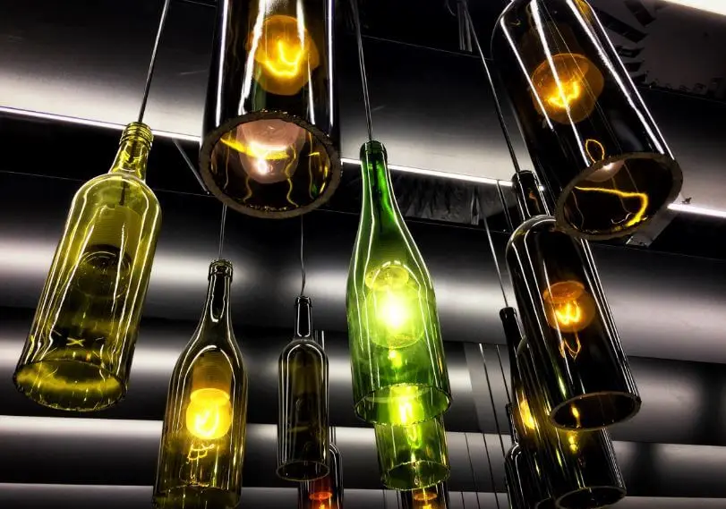lámparas con frascos y botellas