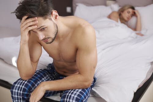 Hombre preocupado en la cama
