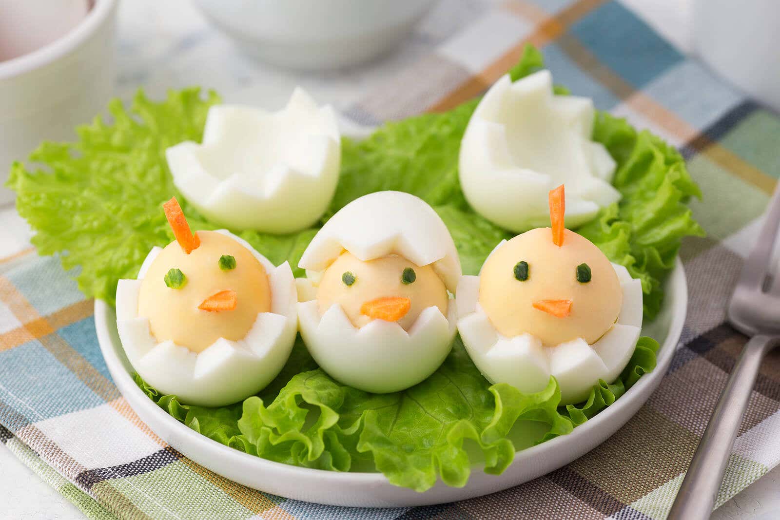 Huevos cocidos con forma de pollito.