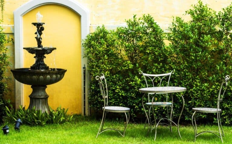 Fuentes de agua: 6 ideas para decorar tu jardín