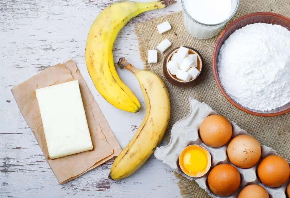 Ingredientes para hacer torta de plátano.