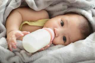 ¿Se puede dar leche materna y de fórmula en el mismo biberón?