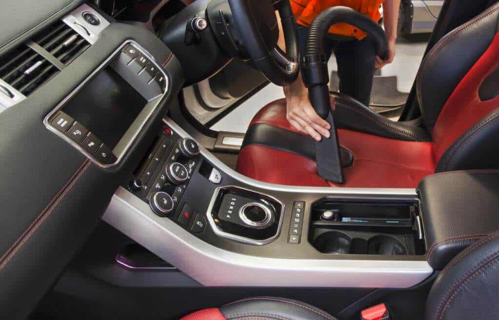 Очистка интерьера пылесосом.