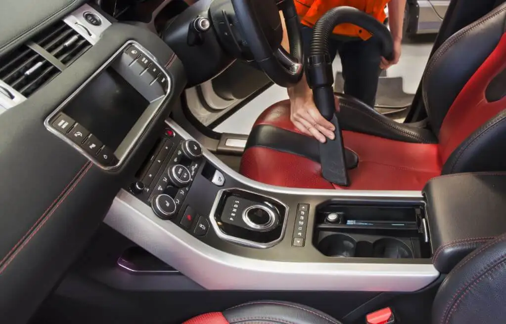 Limpieza del interior con aspiradora.