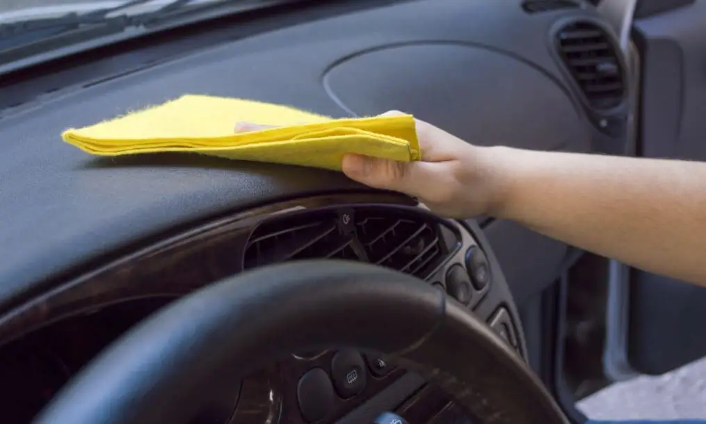 Limpieza del interior con bayeta.