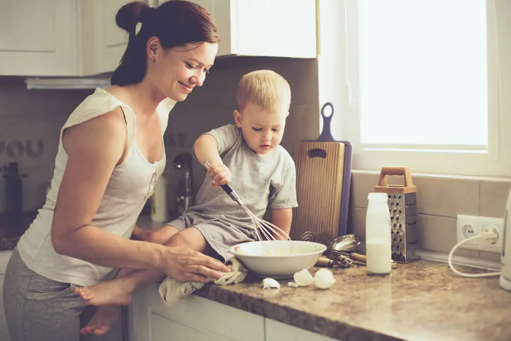 Madre con niño cocinando