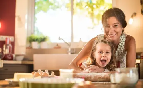 Madre e hija cocinando.