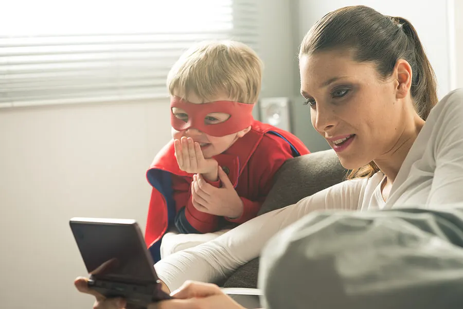 Madre e hijo jugando videojuegos
