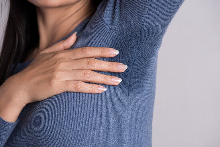 Cómo quitar las manchas de sudor en la ropa