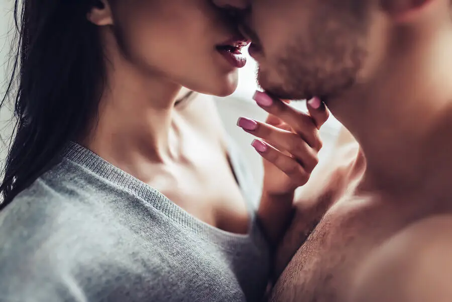 Femme singapourienne sur le point de faire un baiser.