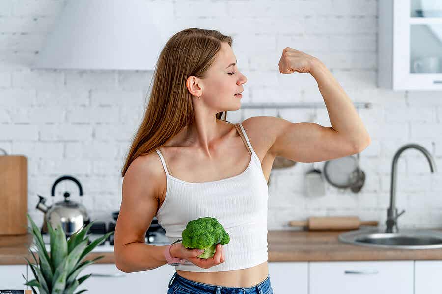 Mujer fuerte y sana que come verduras.